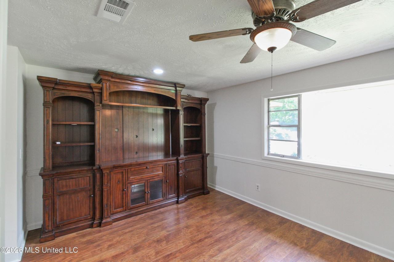 215 Boyd St - Photo 5 of 21