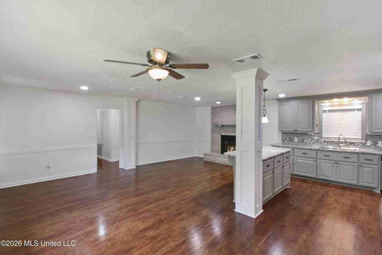 215 Boyd St - Photo 6 of 21