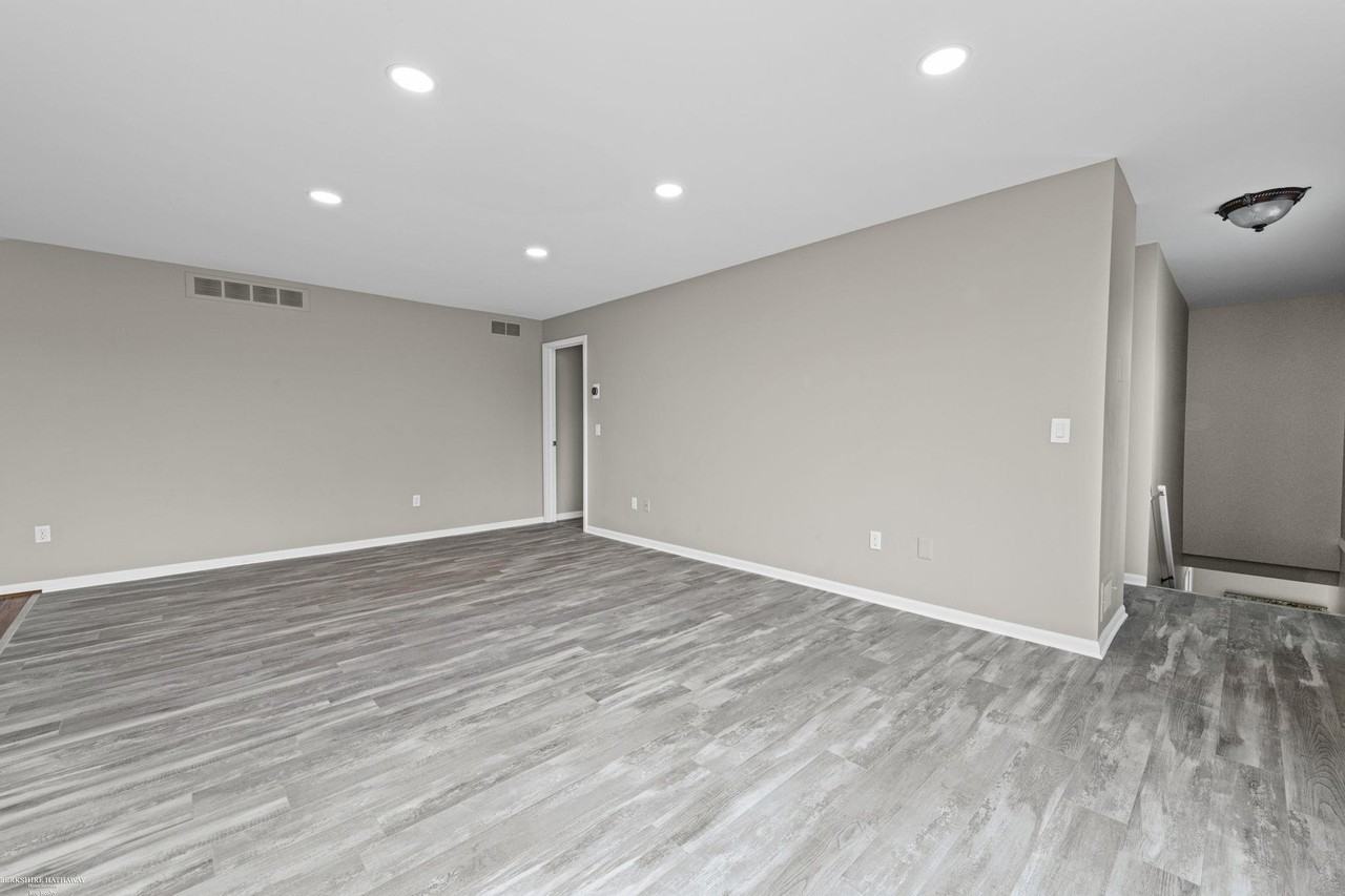 408 Country Club Dr - Photo 4 of 36
