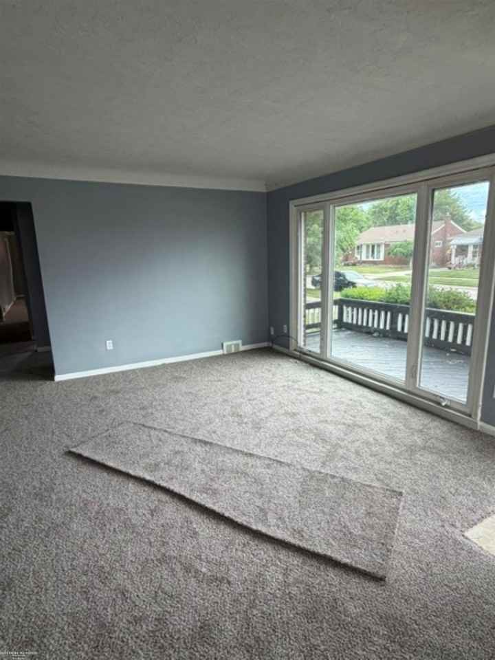 26125 Huntington St - Photo 2 of 8