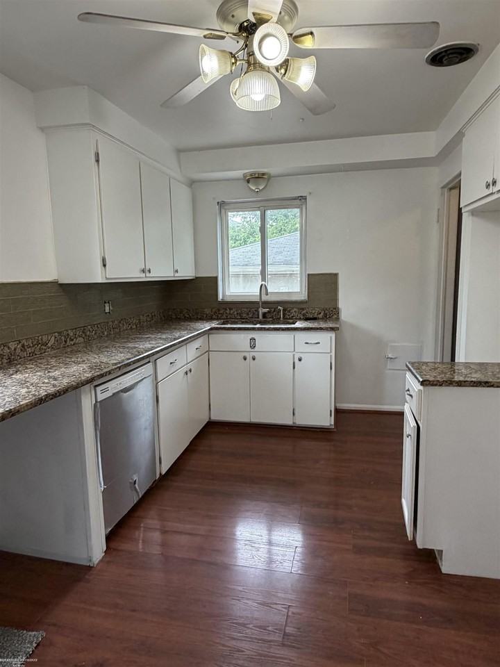 26125 Huntington St - Photo 7 of 8