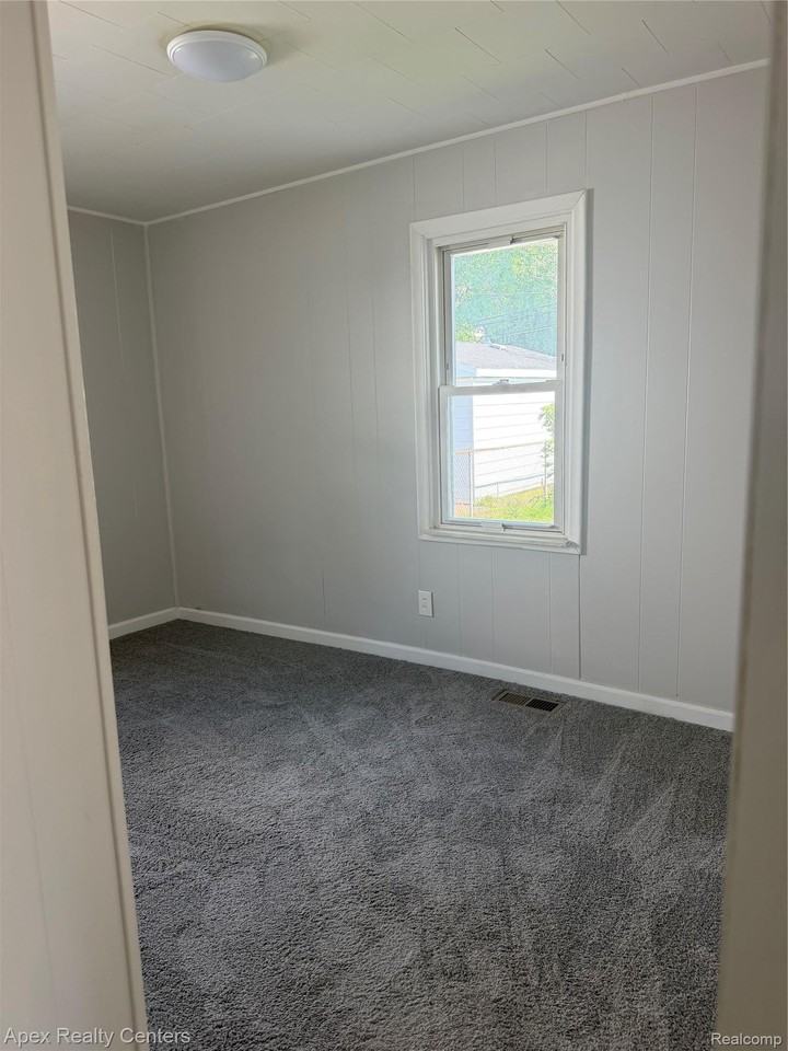 34573 Annapolis St - Photo 5 of 7