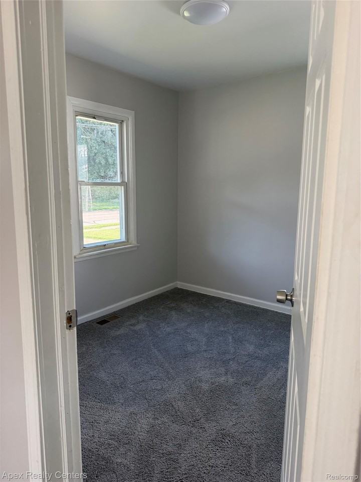 34573 Annapolis St - Photo 6 of 7