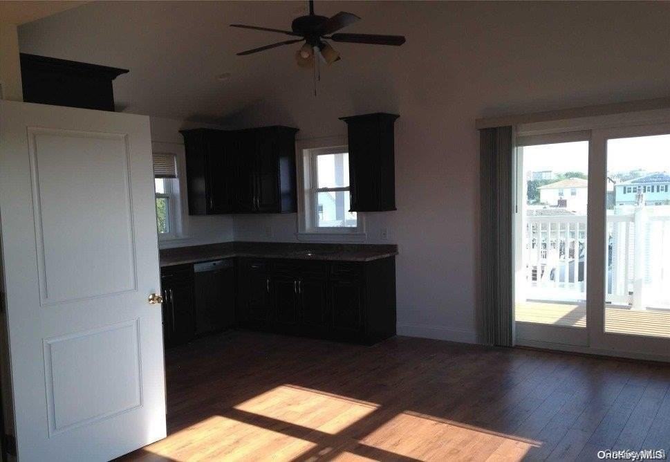 469 E Hudson St - Photo 4 of 10