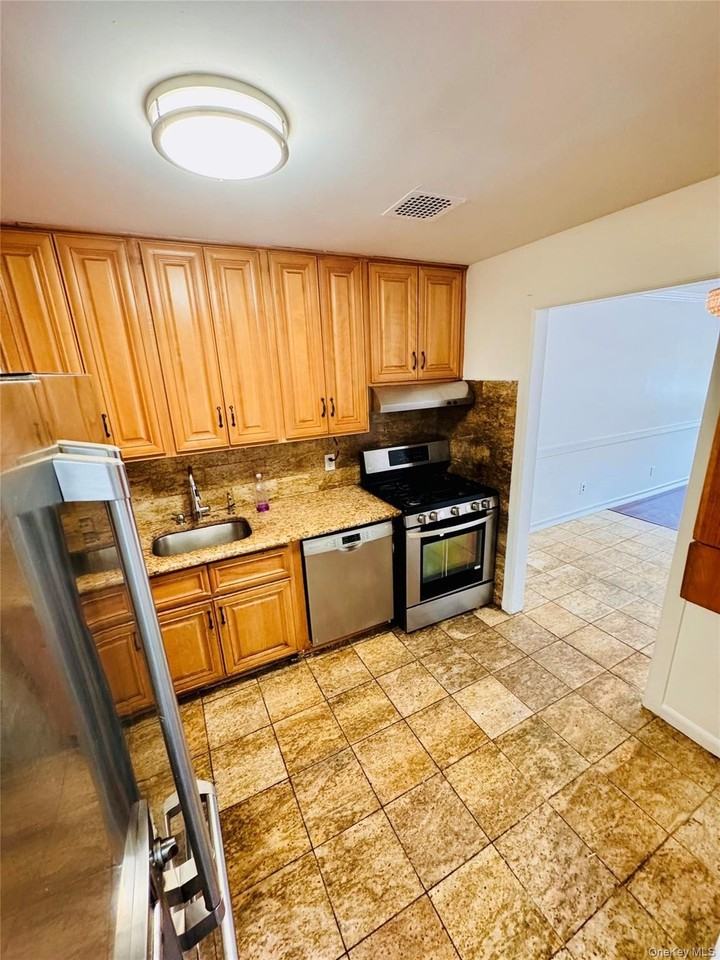 139 Hopkins St - Photo 2 of 9