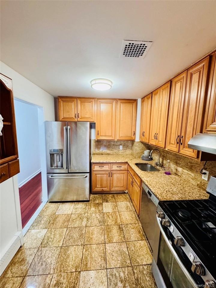 139 Hopkins St - Photo 5 of 9
