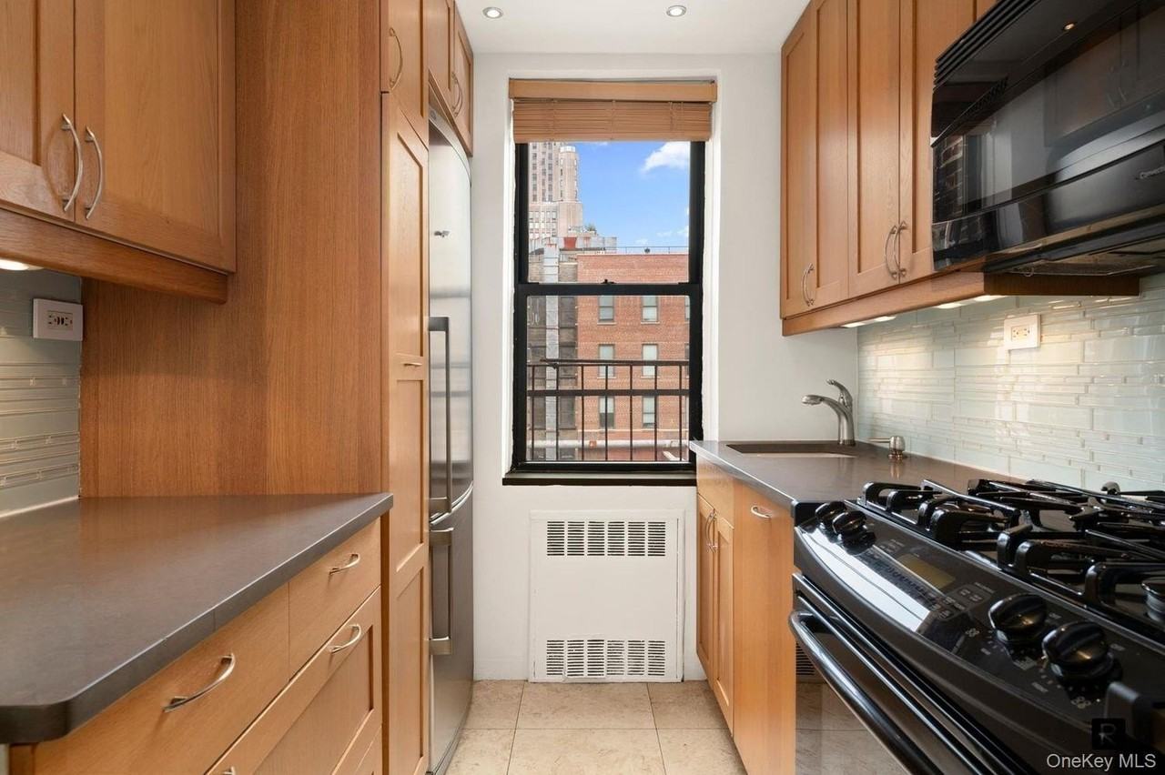 50 E 8th St #6T - Photo 3 of 6