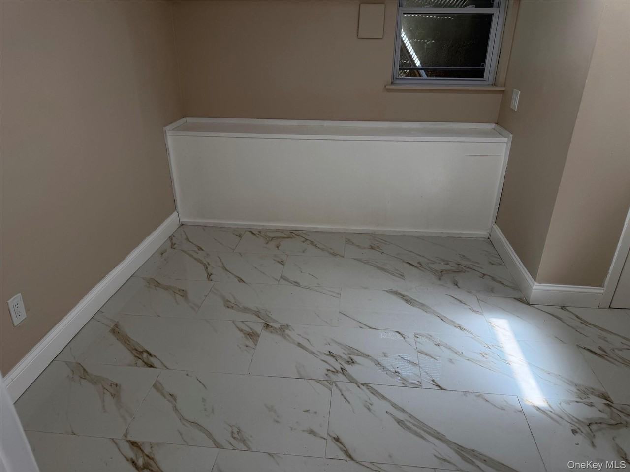 73 Willoughby Ave - Photo 4 of 5