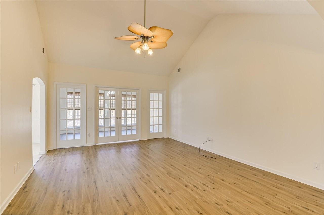 443 Surrey Park Dr - Photo 7 of 35