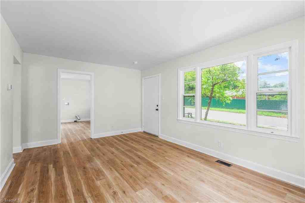1447 Bretton St - Photo 4 of 15
