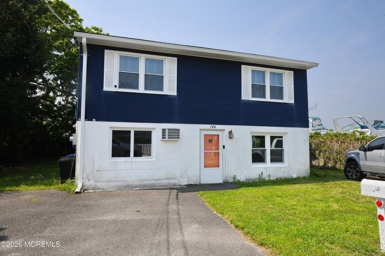 704 Mount Pl - Photo 2 of 10