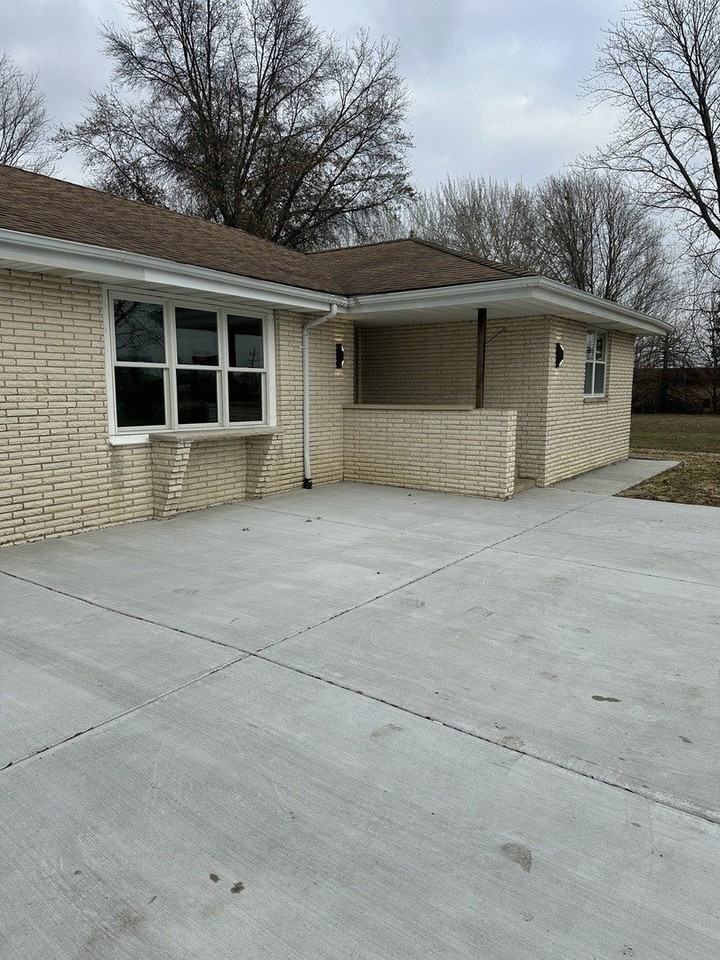60 W Dupont Rd - Photo 2 of 22