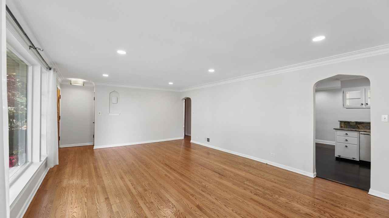 893 S Poplar Ave - Photo 3 of 17