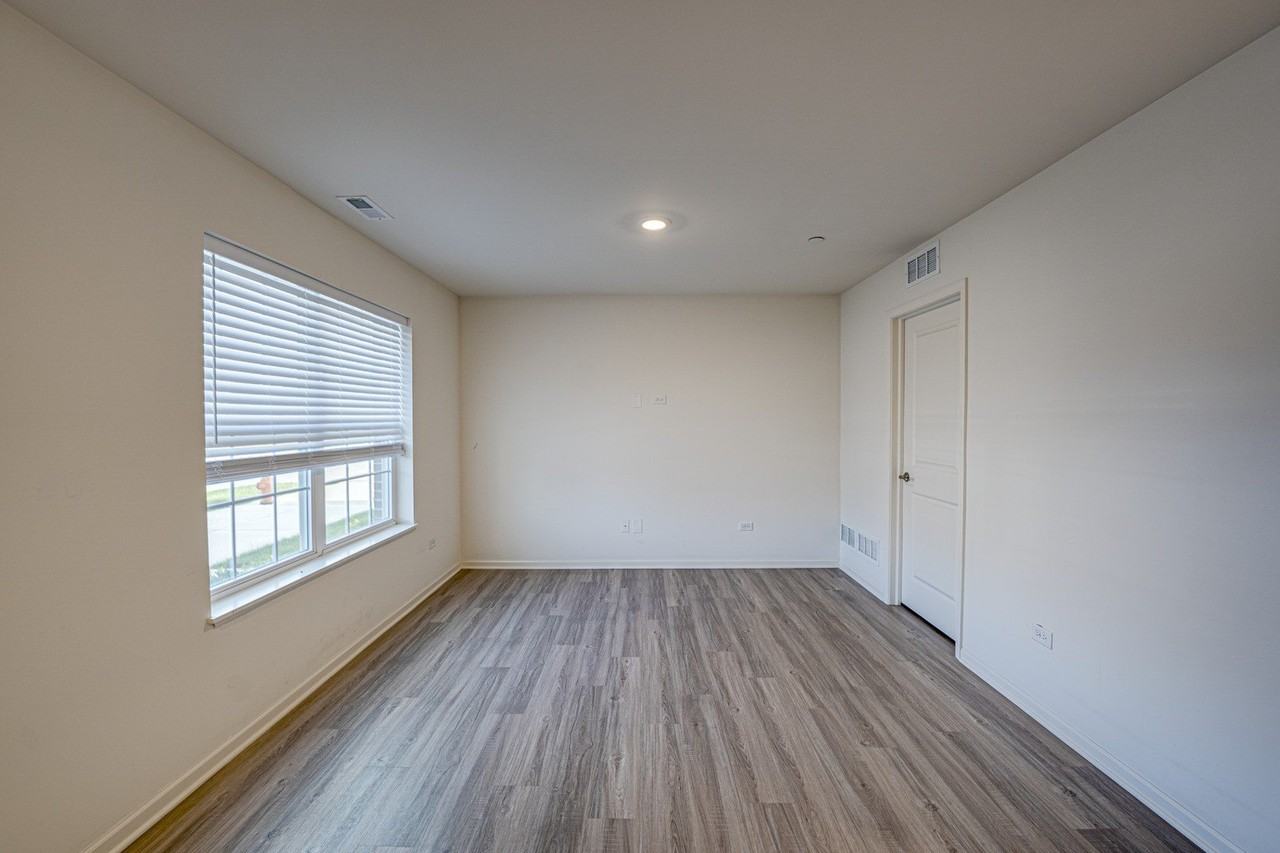 2945 Showplace Dr - Photo 3 of 31