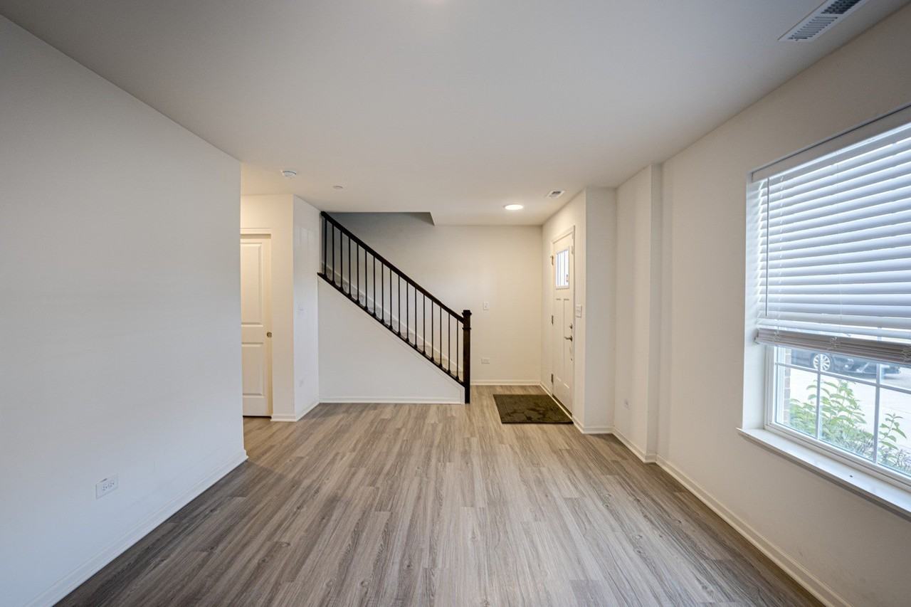 2945 Showplace Dr - Photo 4 of 31