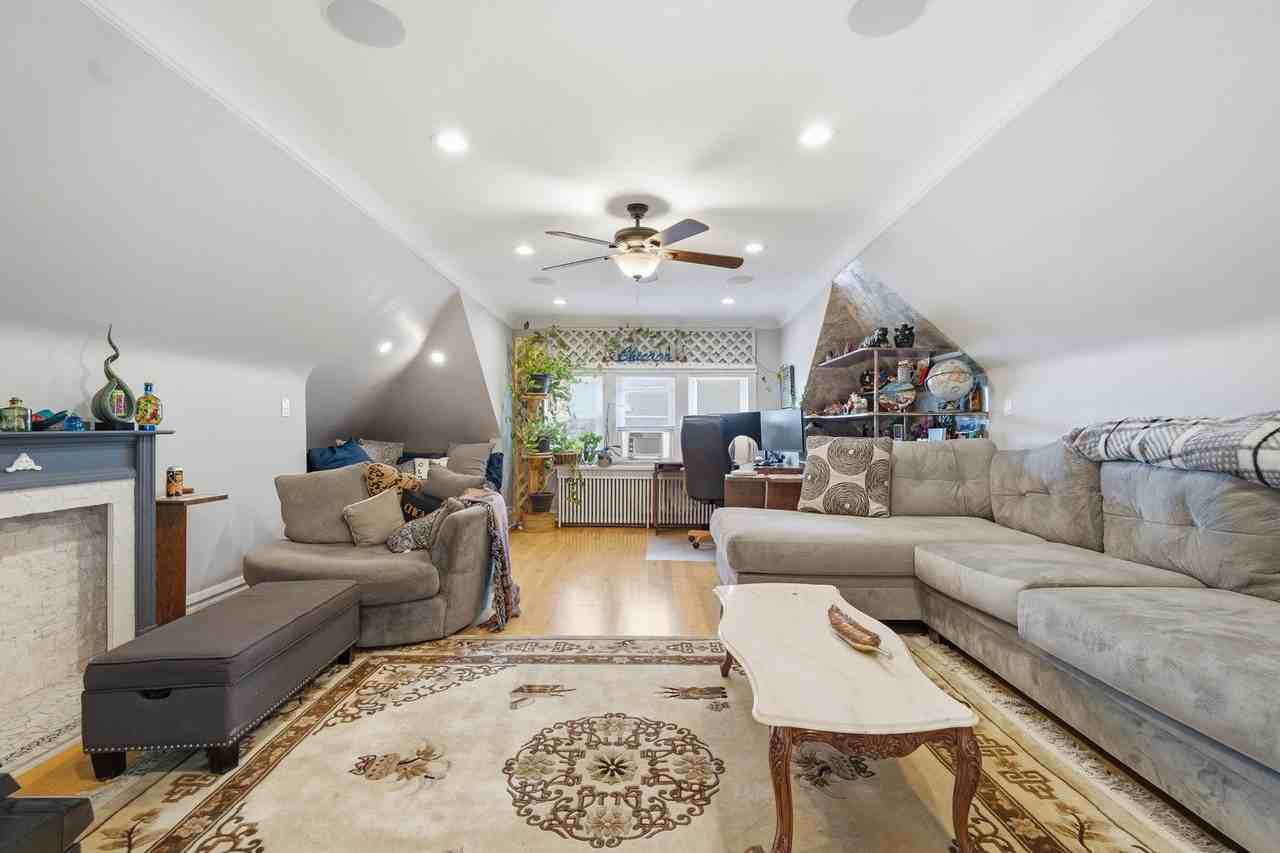 6000 W Byron St #2 - Photo 4 of 25