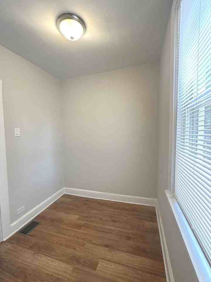 731 W 16th St #1 - Photo 3 of 12