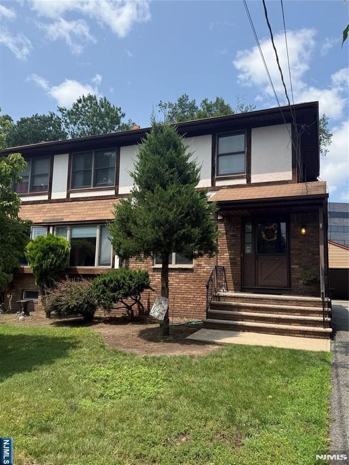 449 Lawrence St - Photo 2 of 14