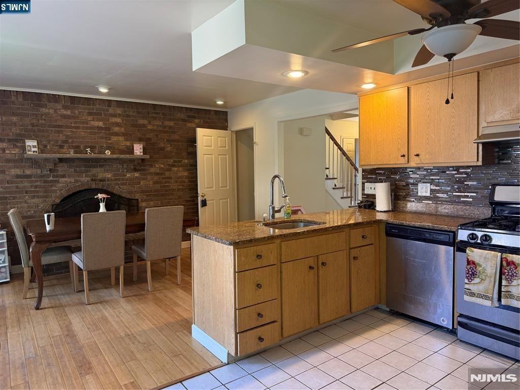 449 Lawrence St - Photo 5 of 14