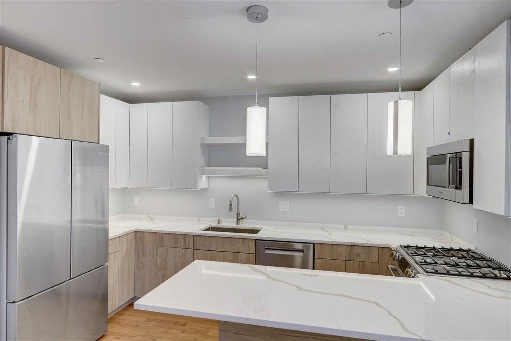 843 E 5th St - Photo 2 of 20