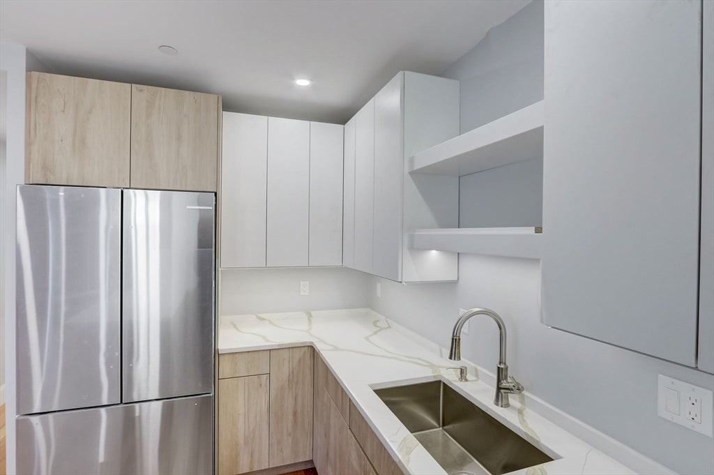 843 E 5th St - Photo 4 of 20