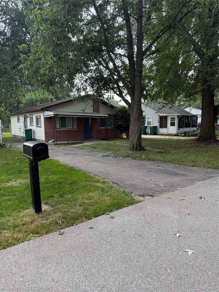 20017 Cornell Ave - Photo 3 of 13