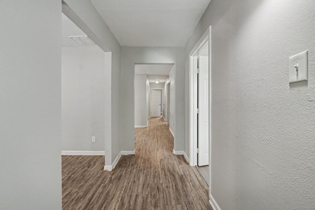 8807 Barton St - Photo 4 of 18
