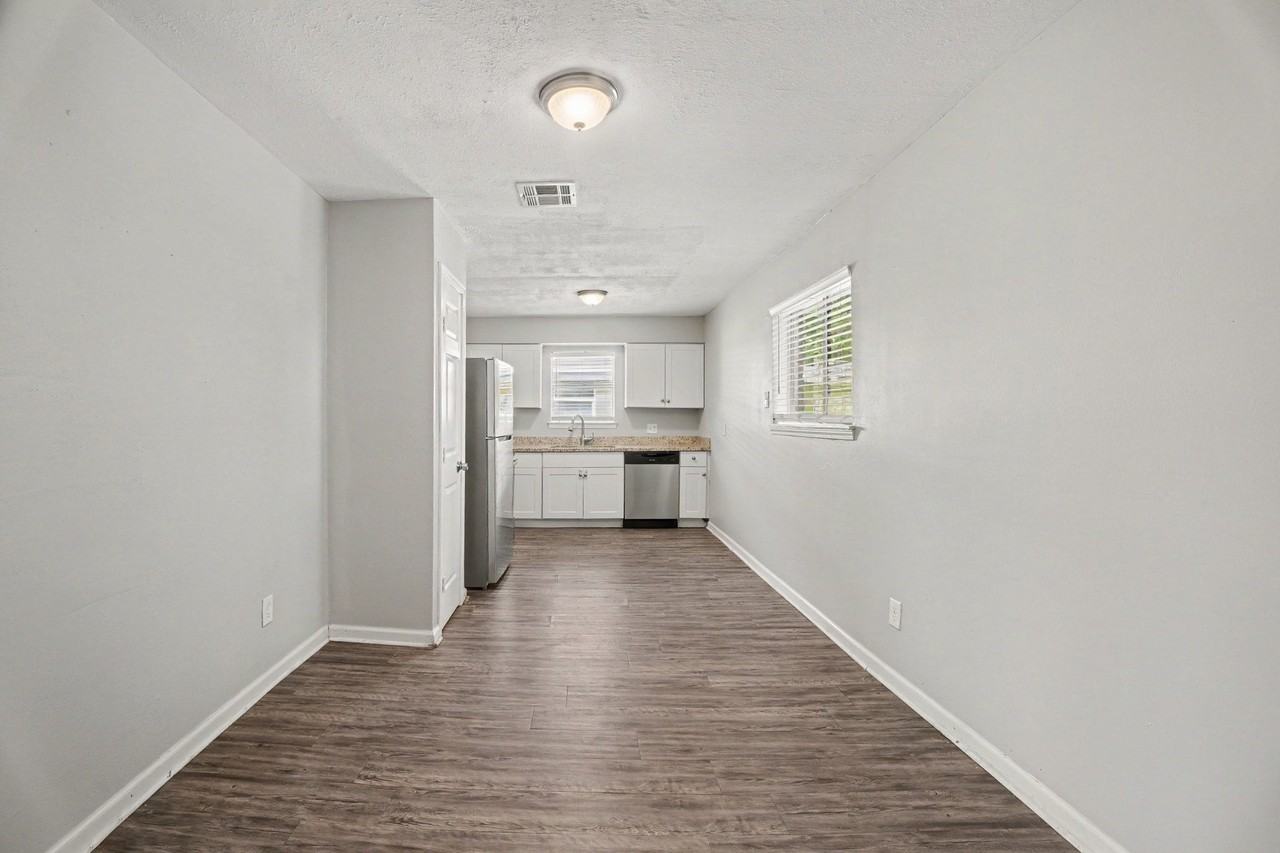 8807 Barton St - Photo 5 of 18