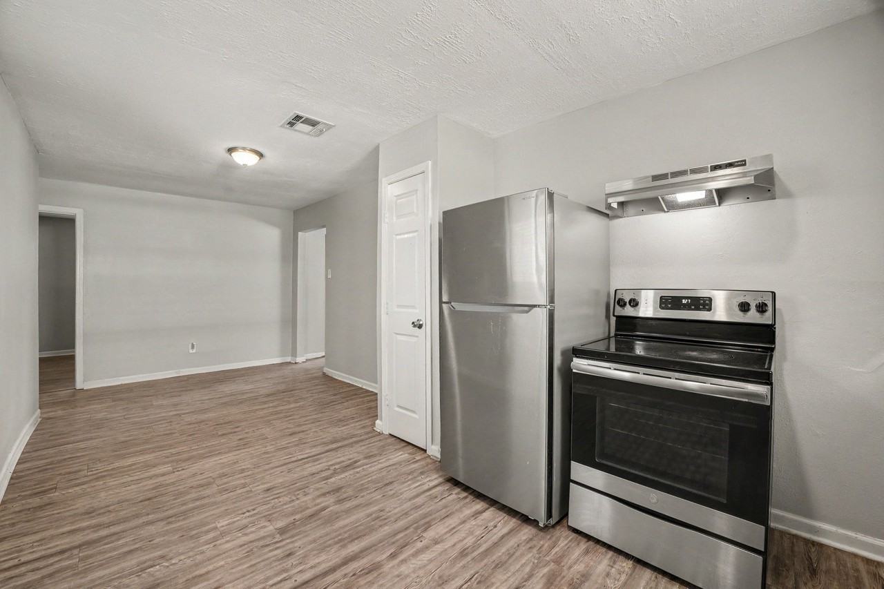 8807 Barton St - Photo 7 of 18
