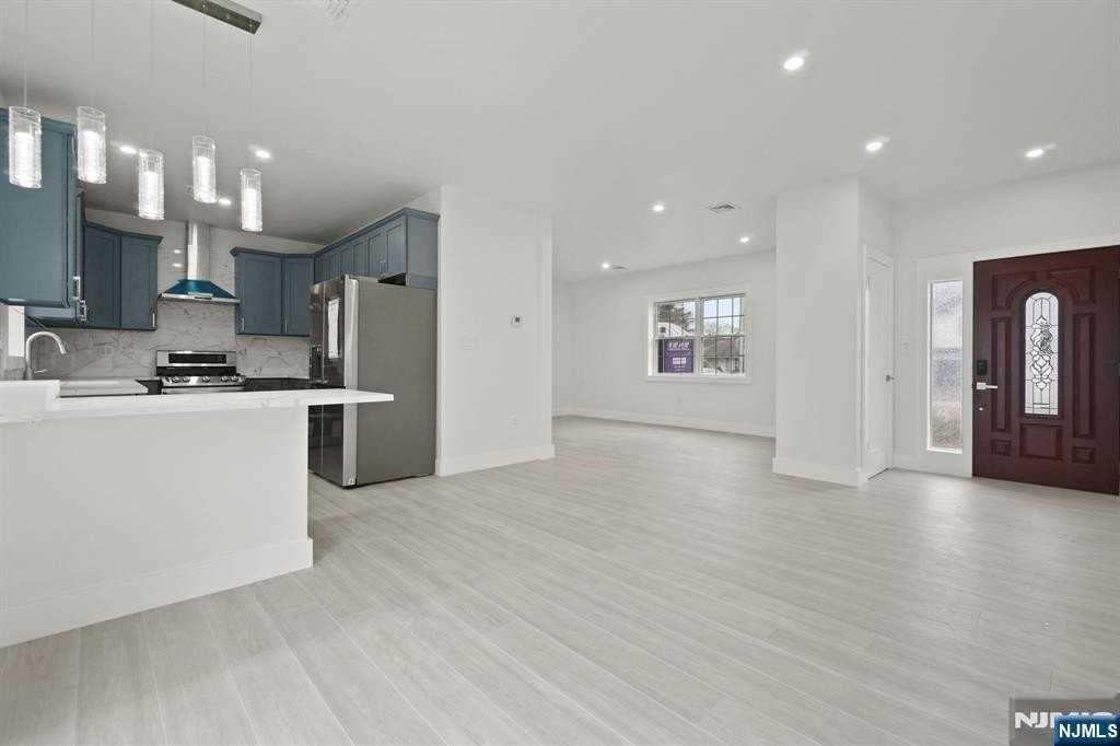 411A Clinton Ave - Photo 3 of 30