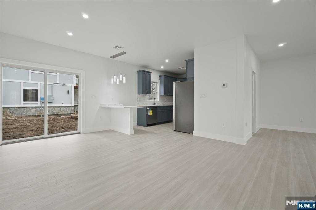 411A Clinton Ave - Photo 5 of 30