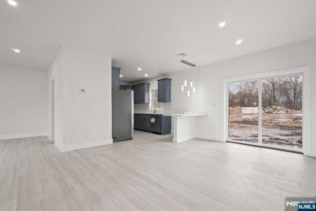 411A Clinton Ave - Photo 7 of 30