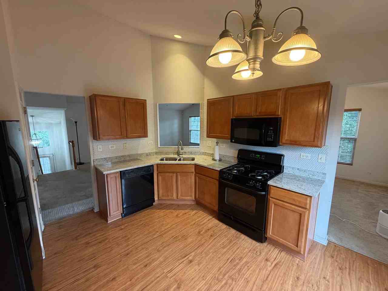 465 Metropolitan St - Photo 2 of 15