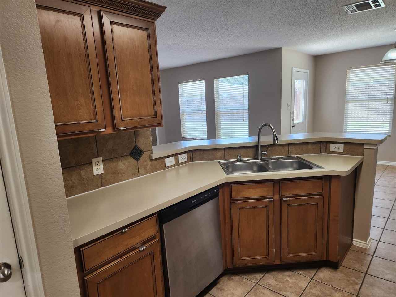 9704 Thomas Jefferson Dr - Photo 7 of 12