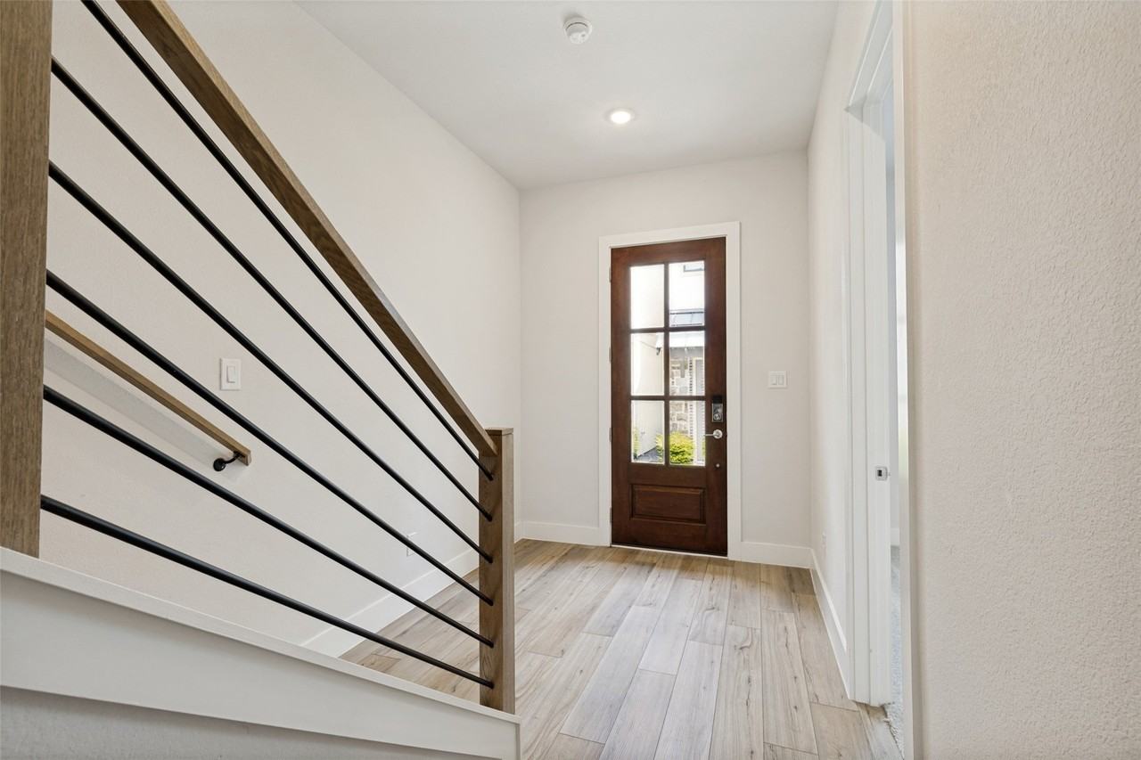 8117 Radnor Rd - Photo 4 of 30