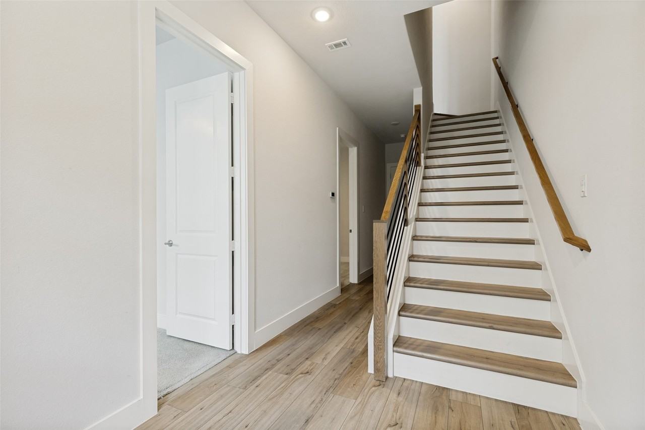 8117 Radnor Rd - Photo 5 of 30