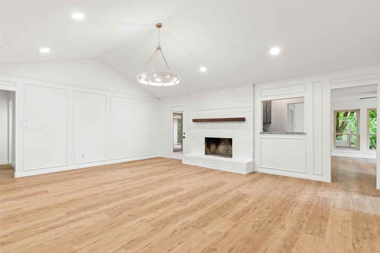 390 Holly Ln - Photo 4 of 40