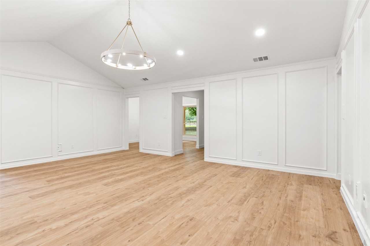 390 Holly Ln - Photo 5 of 40