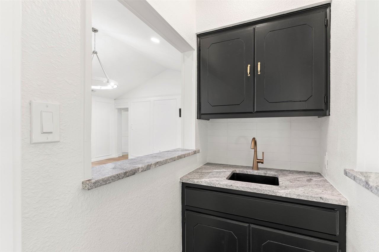 390 Holly Ln - Photo 7 of 40
