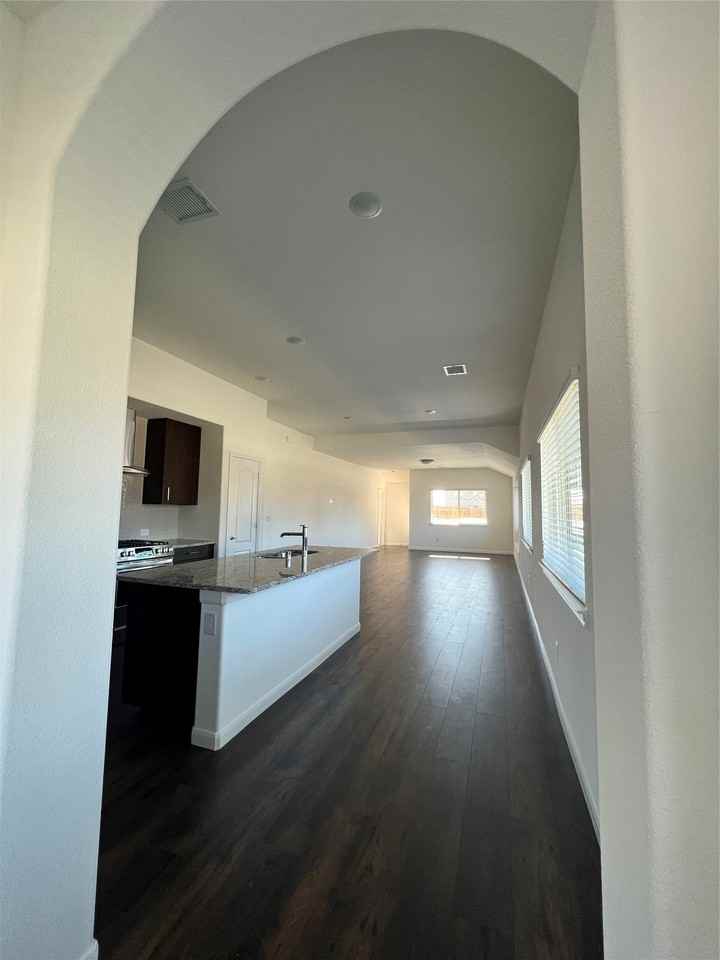 1204 Sumner St - Photo 3 of 32