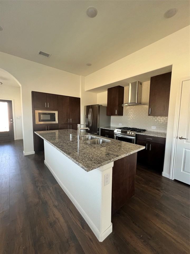 1204 Sumner St - Photo 4 of 32