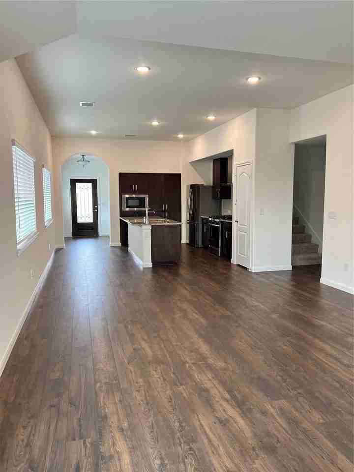 1204 Sumner St - Photo 5 of 32