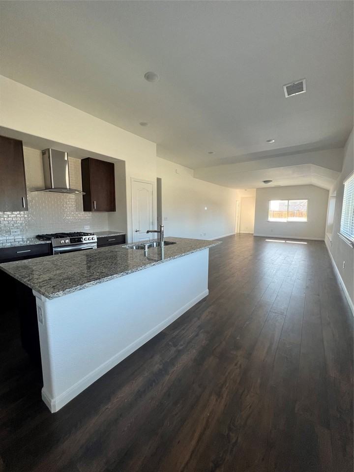 1204 Sumner St - Photo 6 of 32