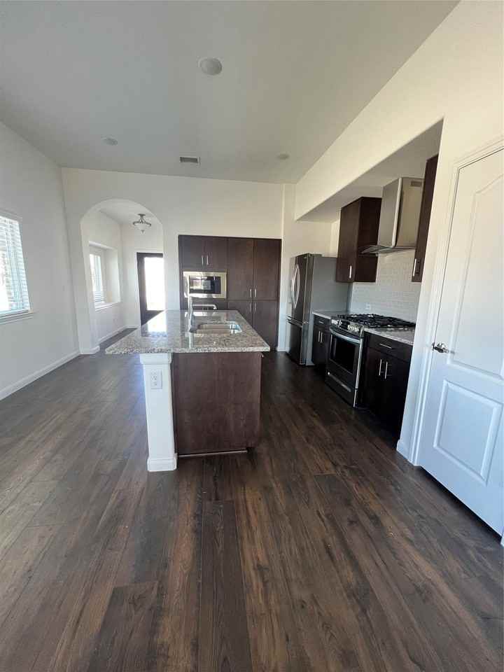 1204 Sumner St - Photo 7 of 32