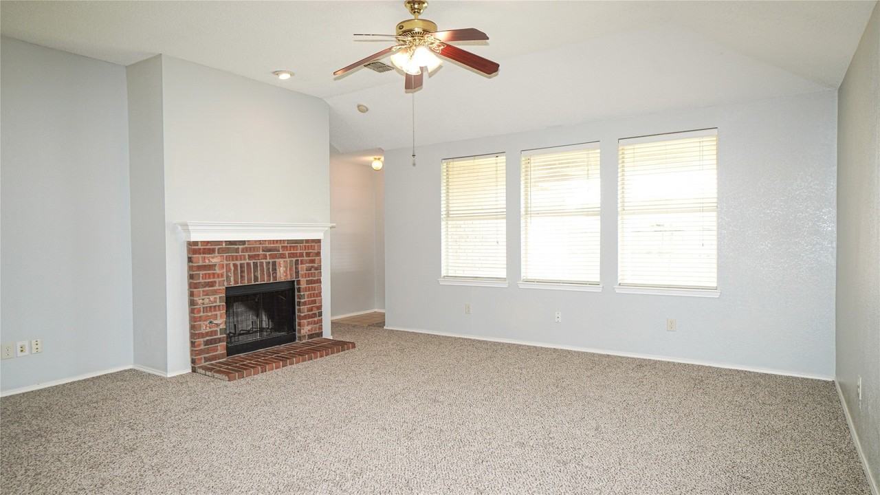 106 Starlight Dr - Photo 4 of 24