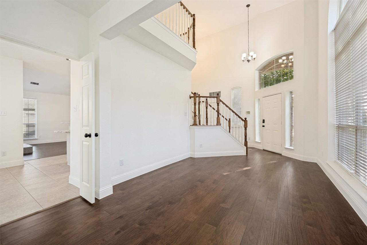 2505 Lakeshore Dr - Photo 3 of 28