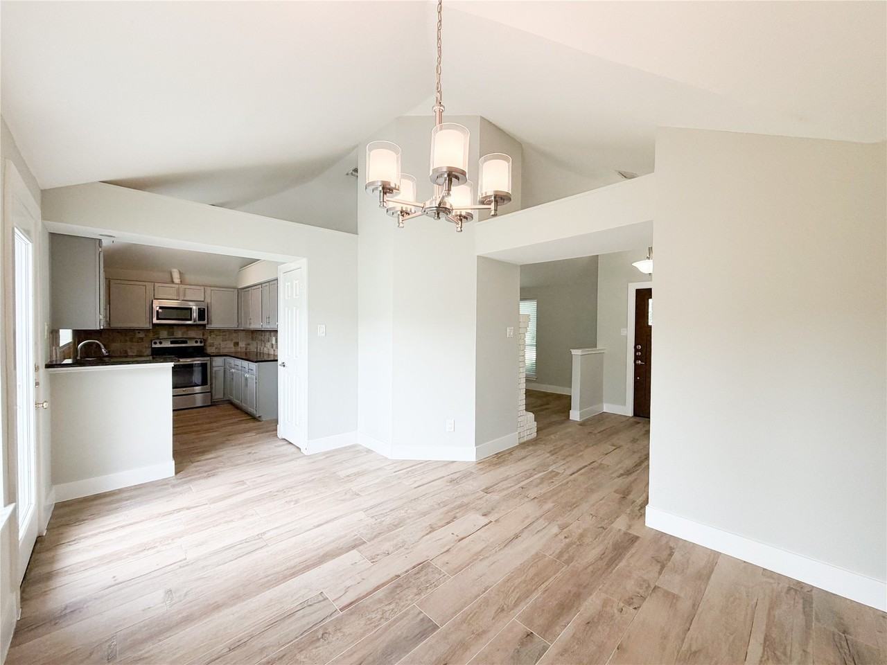 351 Parkwood Ln - Photo 4 of 15