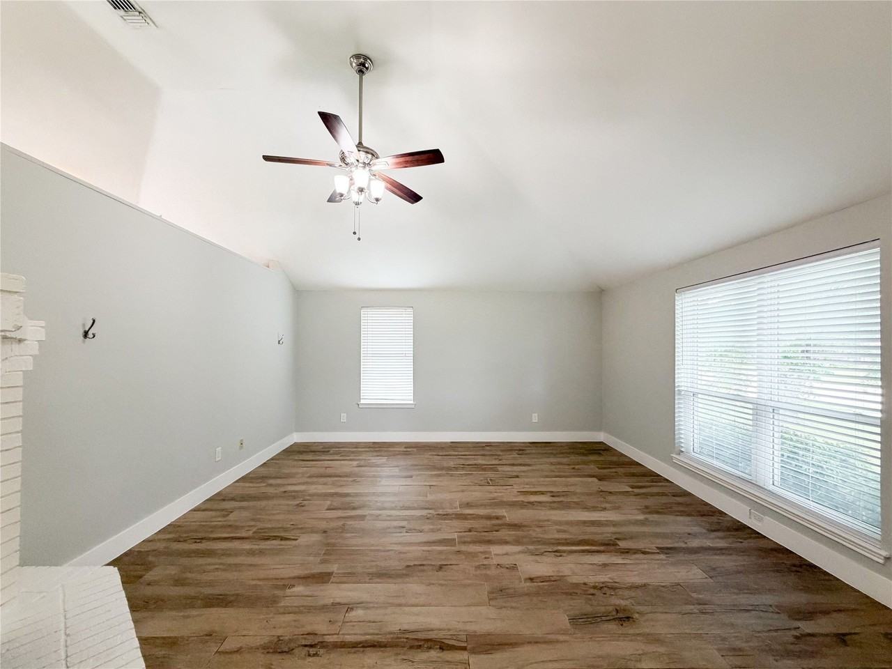 351 Parkwood Ln - Photo 5 of 15