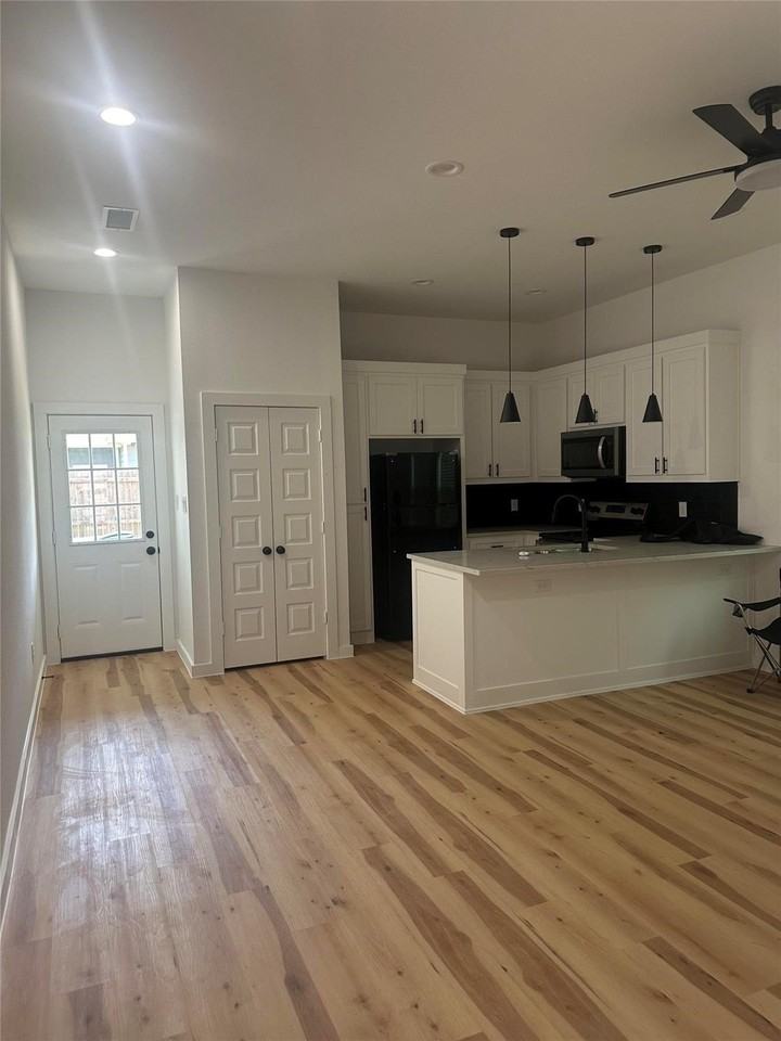 2095 Bourland St #B - Photo 2 of 10