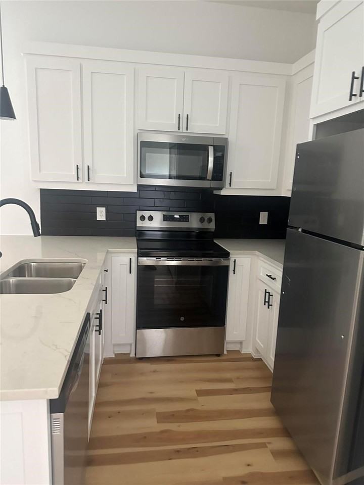 2095 Bourland St #B - Photo 3 of 10